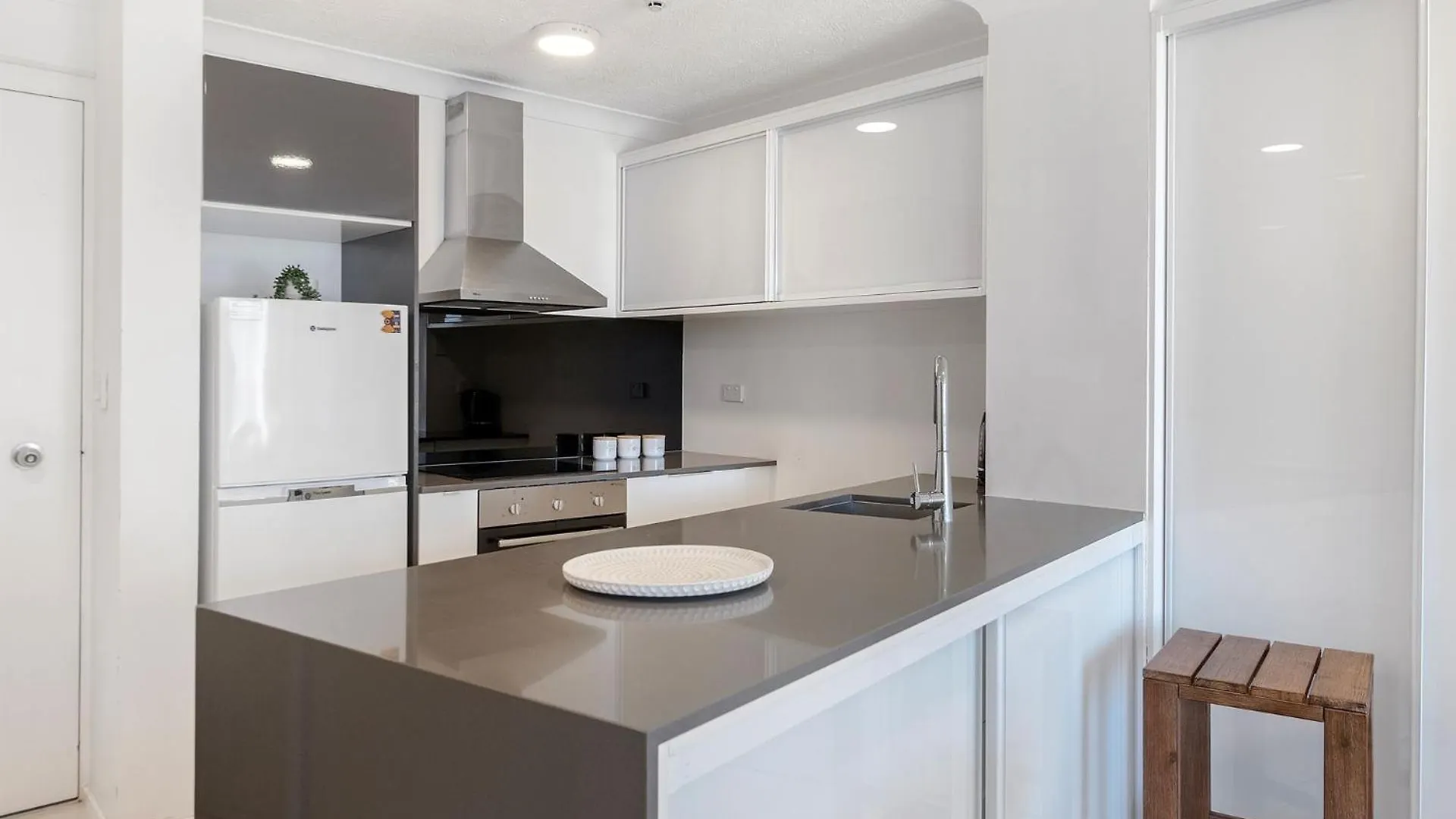 Ocean Views - Stylish 1 Bedroom In Surfers Paradise Gold Coast Apartment