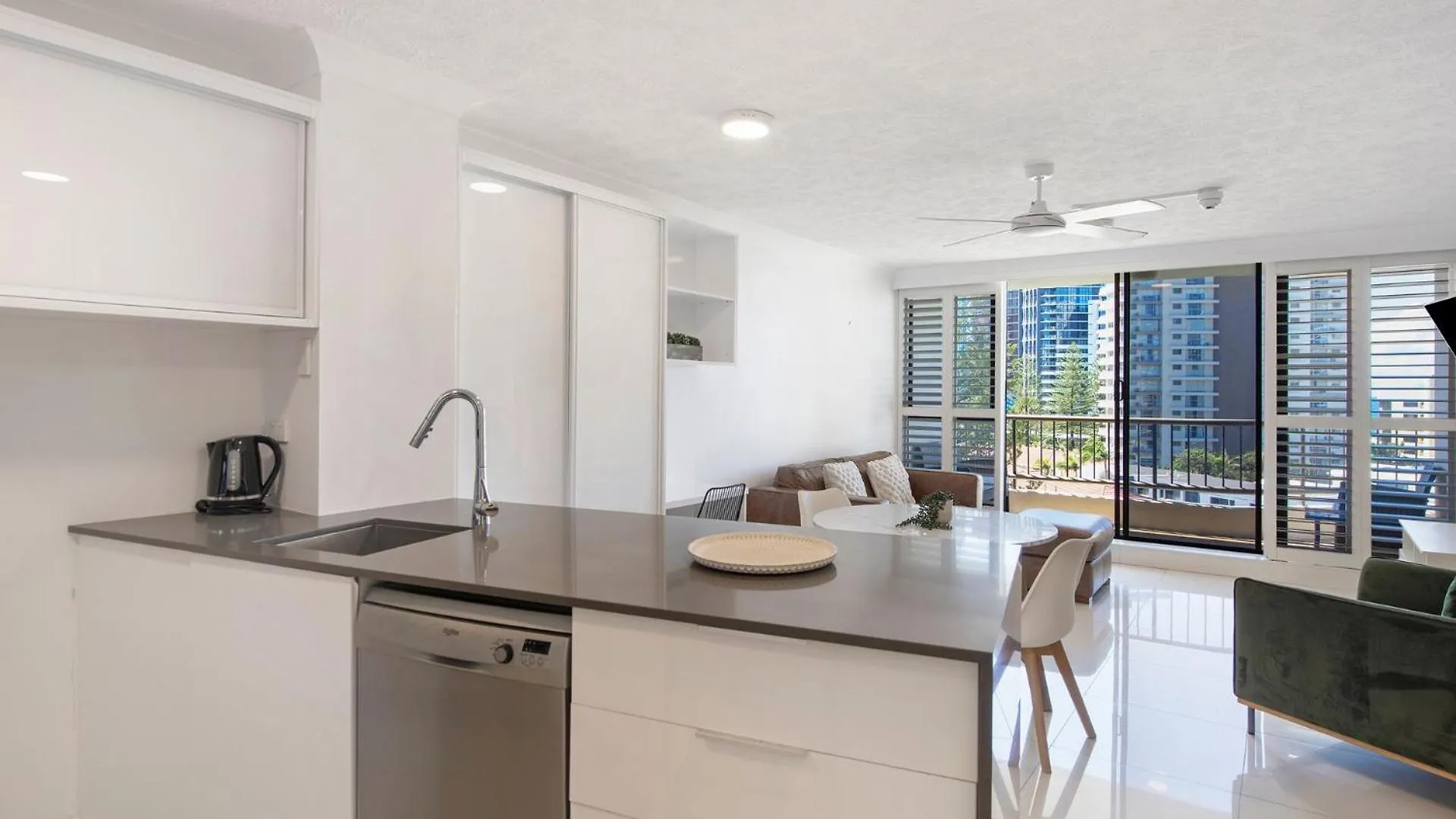 Apartment Ocean Views - Stylish 1 Bedroom In Surfers Paradise Gold Coast