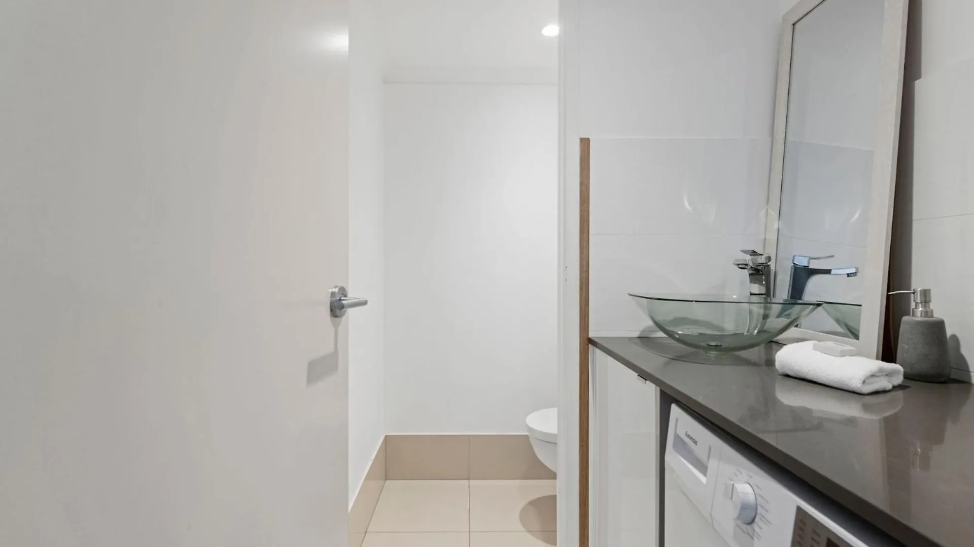 Ocean Views - Stylish 1 Bedroom In Surfers Paradise Gold Coast