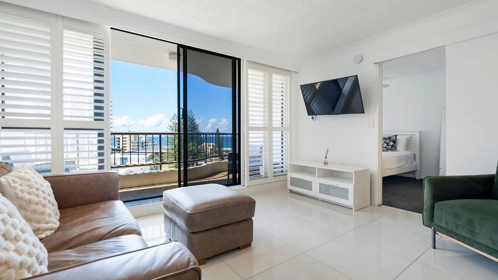 Apartment Ocean Views - Stylish 1 Bedroom In Surfers Paradise Gold Coast